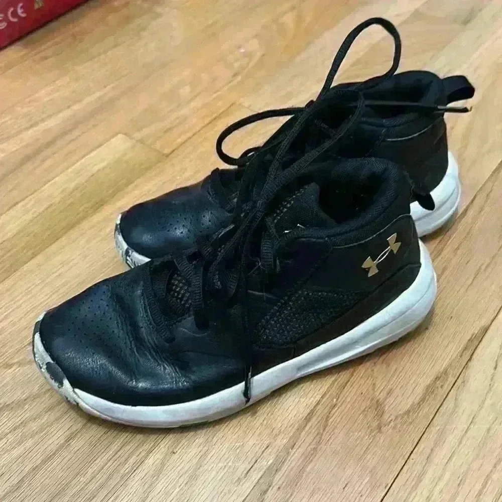 Under Armor tennis shoes‎